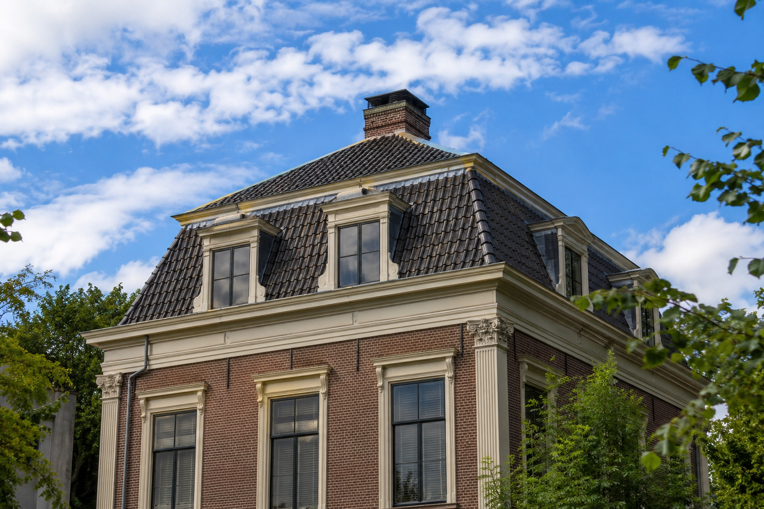 Karakteristieke Nederlandse woning met een mansardedak